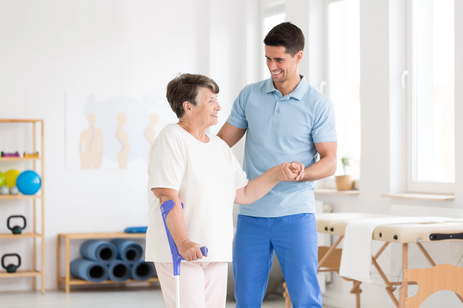 Dr. Tareq Soumma Cum Laude – Orthopäde für Hüfte – Behinderte ältere Frau mit Endoprothese